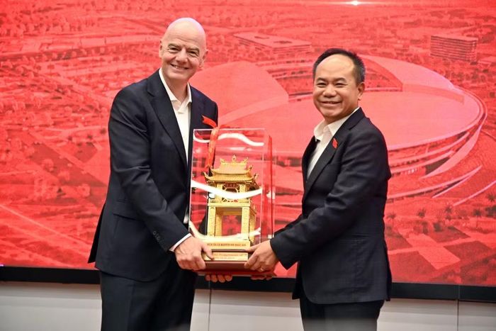 Trung tướng Nguyễn Thanh Tùng, Giám đốc CATP Hà Nội trao quà tặng Chủ tịch FIFA