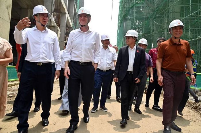 Thiếu tướng Phạm Kim Đĩnh - Cục trưởng Cục Công tác chính trị, Bộ Công an giới thiệu các thông tin cơ bản của công trình Sân vận động PVF đang được khẩn trương xây dựng
