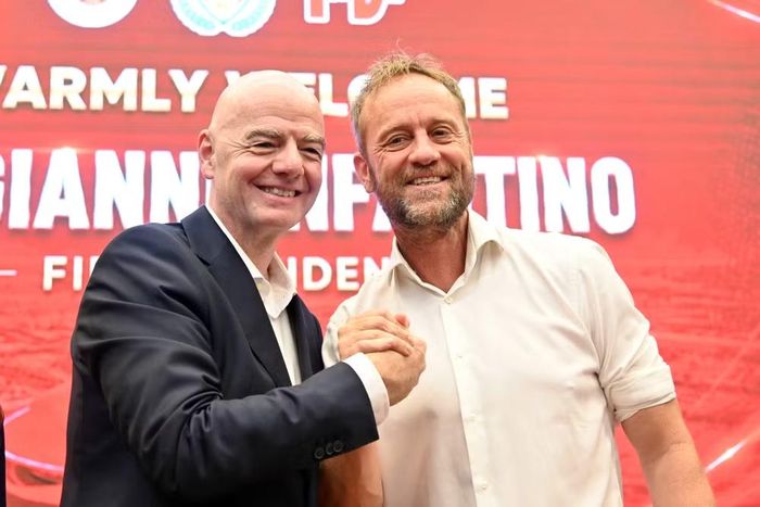 Chủ tịch FIFA Gianni Infantino cùng HLV Polking của CLB Công an Hà Nội