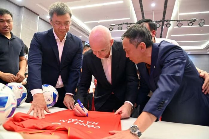 Chủ tịch FIFA Gianni Infantino ký tên lên áo đấu của CLB Công an Hà Nội