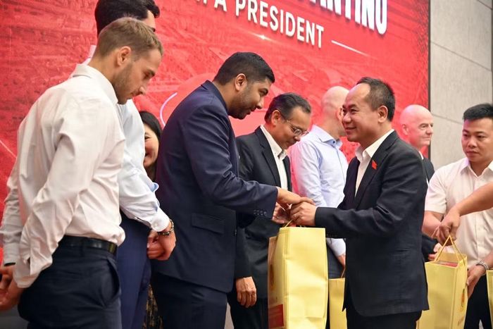 Giám đốc CATP Hà Nội tặng quà của Bộ Công an tới các thành viên trong đoàn công tác của FIFA