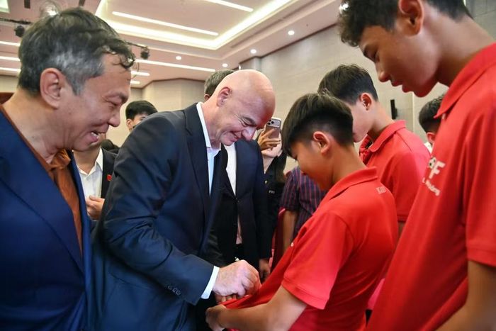 Chủ tịch FIFA Gianni Infantino ký tên lên áo đấu của các tài năng trẻ đang đào tạo tại Trung tâm đào tạo bóng đá PVF - Bộ Công an