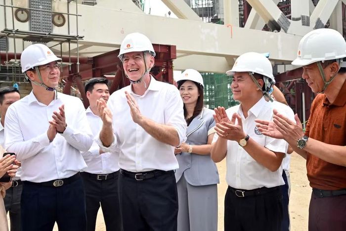 Chủ tịch FIFA Gianni Infantino chia sẻ ông rất ấn tượng với công trình này. Ông nói: "Mới bước vào đây đã thấy không khí bóng đá rồi"