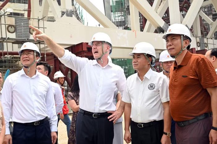 Chủ tịch FIFA Gianni Infantino đã hỏi nhiều về công trình sân vận động như: độ cao, khả năng thi đấu trong các điều kiện thời tiết...