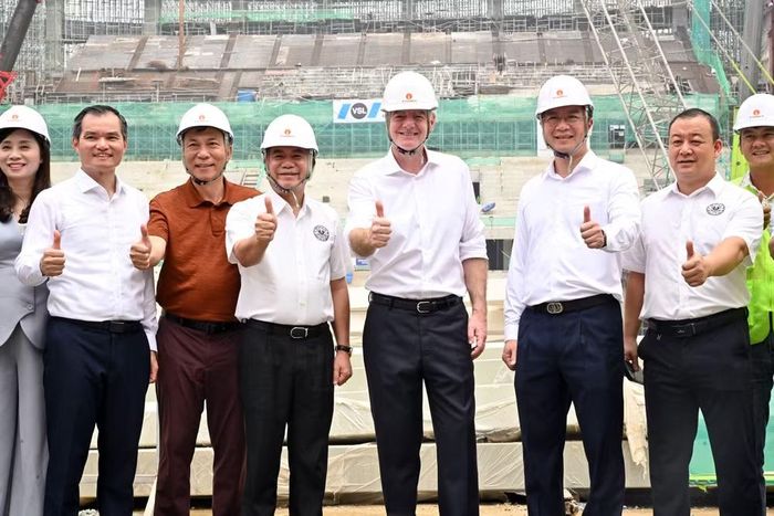 Chủ tịch FIFA cùng các đồng chí lãnh đạo chụp ảnh lưu niệm ở công trình xây dựng Sân vận động PVF