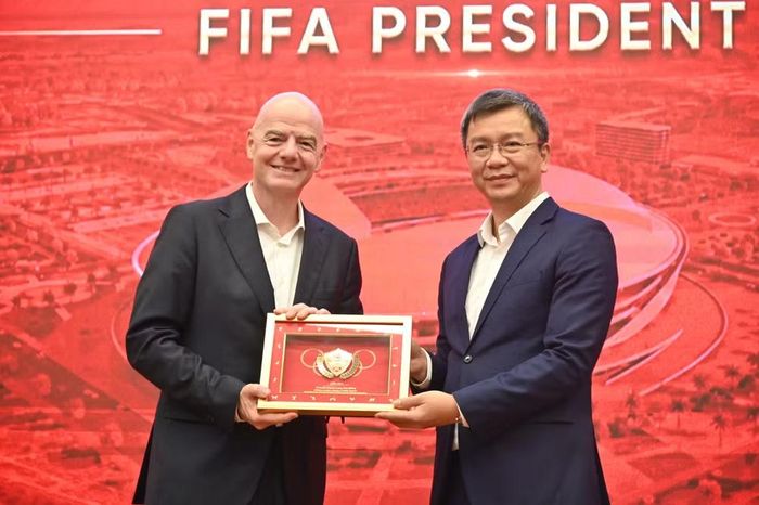 Thiếu tướng Phạm Kim Đĩnh trao món quà của Đại tướng Lương Tam Quang, Bộ trưởng Bộ Công an tặng Chủ tịch FIFA Gianni Infantino