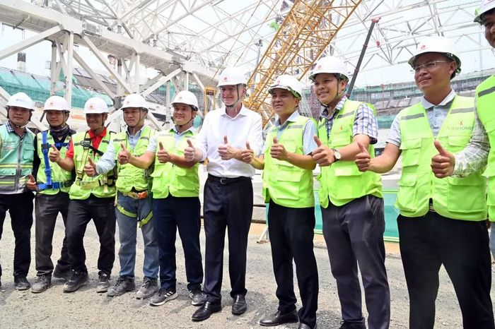 Chủ tịch FIFA chụp ảnh lưu niệm cùng các công nhân tại công trường
