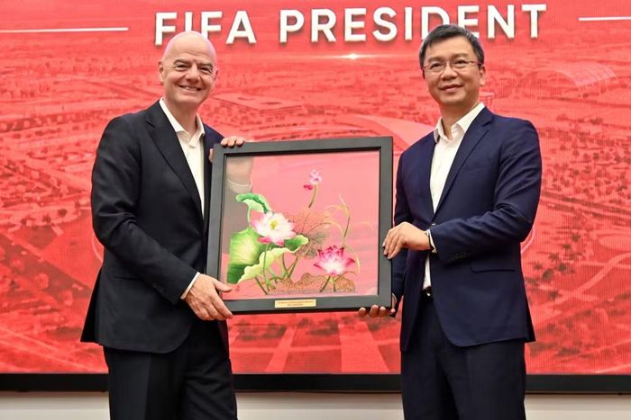 Thiếu tướng Phạm Kim Đĩnh trao món quà của Bộ Công an tặng Chủ tịch FIFA Gianni Infantino