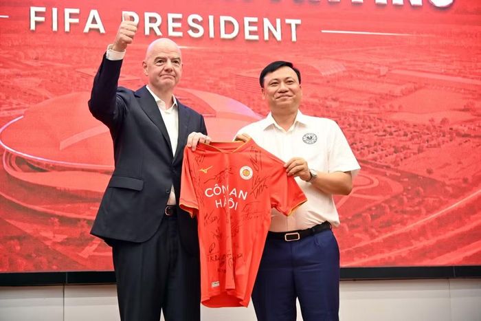 Đại tá Nguyễn Tiến Đạt, Phó Giám đốc CATP Hà Nội - Chủ tịch CLB Công an Hà Nội tặng Chủ tịch FIFA Gianni Infantino chiếc áo đấu của đội
