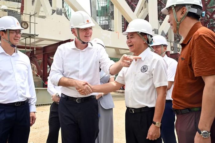 Chủ tịch FIFA đồng ý ngay và nói: "Cứ liên lạc với tôi"...