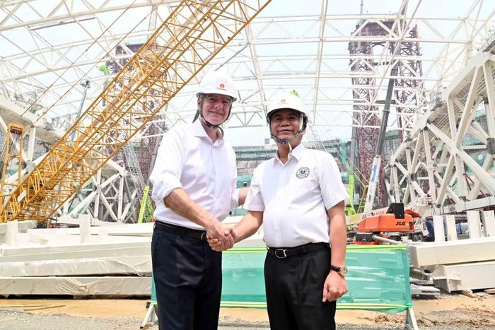 Sau nhiều trao đổi, Chủ tịch FIFA cùng Giám đốc CATP Hà Nội chụp ảnh lưu niệm trên công trình xây dựng Sân vận động PVF