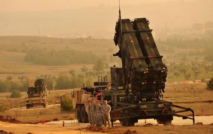 Mỗi tên lửa đánh chặn PAC-3 MSE của tổ hợp phòng không Patriot hiện có giá xuất xưởng hơn 5 triệu USD.