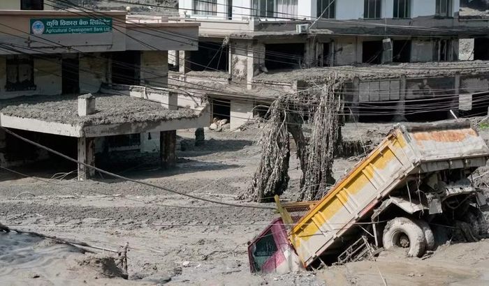 Do dòng lũ dâng cao và chảy mạnh, hàng trăm người tại khu vực cửa khẩu Gyirong cùng nhiều ngôi làng gần biên giới gần như không nhận được cảnh báo và không có cơ hội thoát thân.