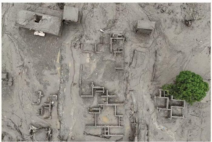 Năng lượng của vụ sụp đổ tương đương 950 tấn thuốc nổ TNT, đủ sức phá vỡ một con đập và giải phóng dòng nước cuồn cuộn. Phần lớn lượng nước này được cho là nước tan từ tuyết tích tụ nhiều năm trên núi, liên quan đến các hồ băng.