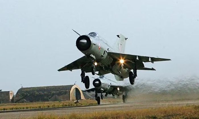 Lợi thế đầu tiên của MiG-21 là tốc độ. Với khả năng đạt khoảng Mach 2 ở độ cao lớn, chiếc tiêm kích này có thể nhanh chóng tiếp cận khu vực giao chiến rồi rời đi trước khi đối phương kịp tổ chức phản ứng đầy đủ. Khả năng leo cao nhanh cũng cho phép MiG-21 lựa chọn độ cao thuận lợi để tiếp cận máy bay Mỹ.