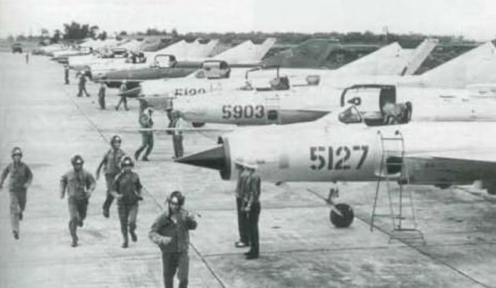 Đây là điều khiến MiG-21 trở thành đối thủ khó chịu. Một máy bay Mỹ có thể sở hữu radar và tải trọng vũ khí lớn hơn, nhưng nếu MiG-21 kiểm soát được thời điểm và hướng tiếp cận, lợi thế đó có thể bị thu hẹp.