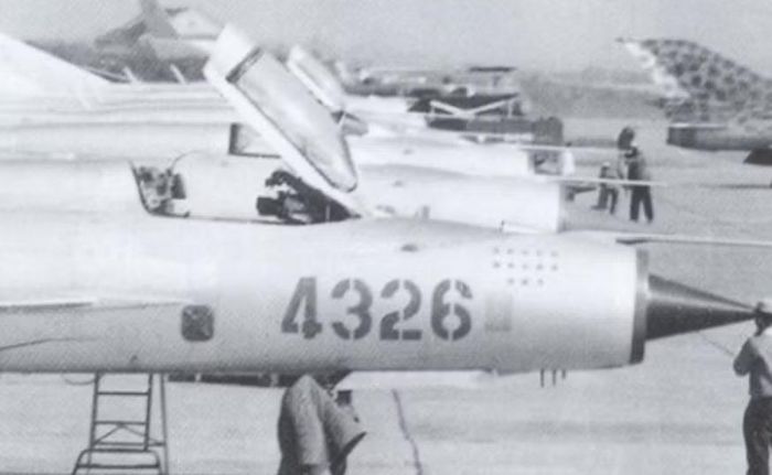 Trong khi đó, MiG-21 có thể tận dụng địa hình và mạng lưới radar để xuất hiện bất ngờ. Sau khi thực hiện đòn đánh, nó nhanh chóng rút khỏi khu vực, buộc đối phương phải chuyển sang nhiệm vụ truy đuổi hoặc tổ chức lại đội hình.