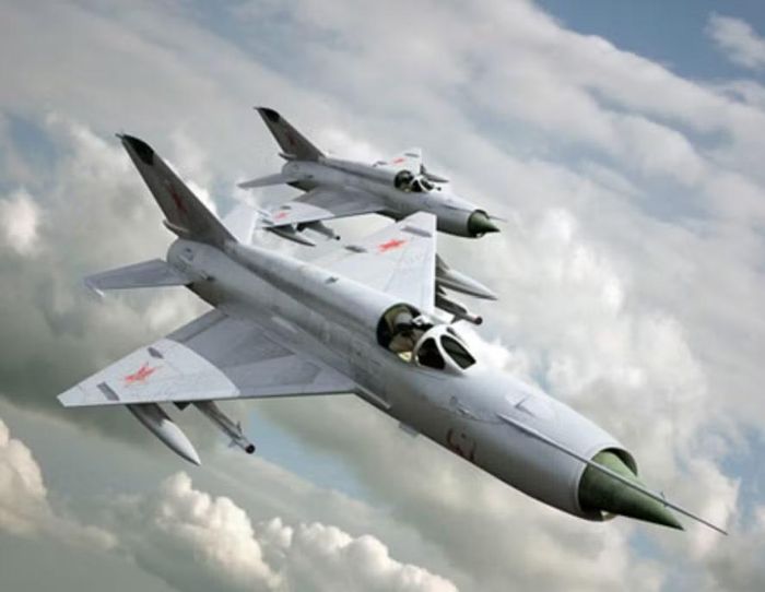 Nhưng tốc độ chỉ là một phần câu chuyện. MiG-21 hoạt động hiệu quả nhờ được kết nối với hệ thống phòng không mặt đất. Radar có thể phát hiện và theo dõi các tốp máy bay Mỹ, sau đó hỗ trợ dẫn đường cho tiêm kích tiếp cận mục tiêu. Điều này giúp MiG-21 không phải tự mình tìm kiếm đối phương trên một vùng trời rộng lớn.
