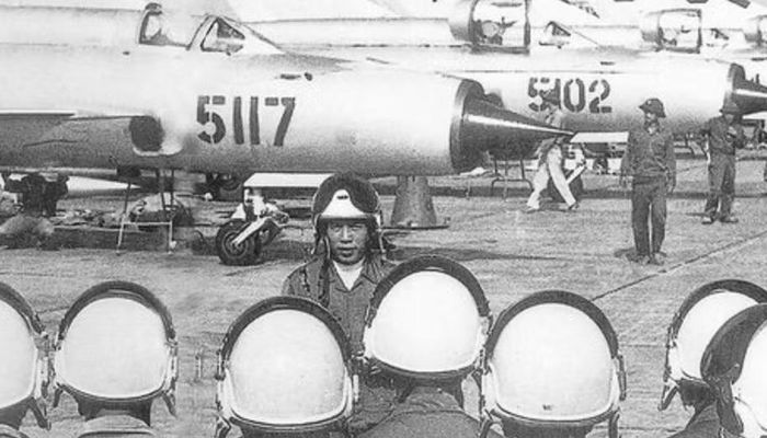 Khi đã áp sát, MiG-21 có thể sử dụng tên lửa không đối không như R-3S, đồng thời mang pháo trên một số phiên bản. Chiến thuật thường hướng tới việc tiếp cận nhanh, tấn công trong thời gian ngắn rồi thoát ly, thay vì kéo dài cuộc không chiến.