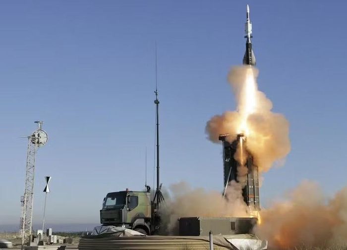 Theo thông báo, cùng với các khẩu đội, Quân đội Ukraine sẽ có 7 hệ thống radar, với 6 hệ thống do công ty đa quốc gia Thales của Pháp sản xuất và 1 hệ thống do tập đoàn kỹ thuật Leonardo của Ý chế tạo.