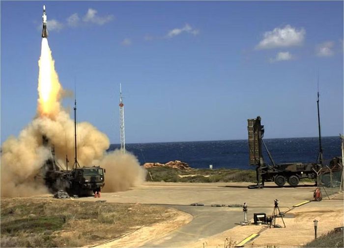 Trước đó Ukraine đã nhận 2 tổ hợp SAMP-T từ Ý và Pháp, nhưng kể từ mùa hè năm ngoái, nguồn cung tên lửa Aster 30 đã bị thiếu hụt do kho dự trữ cạn kiệt. Hiện nay, các nhà sản xuất châu Âu đã tăng cường chế tạo, cho phép Rome và Paris tiếp tục cung cấp đạn dược.