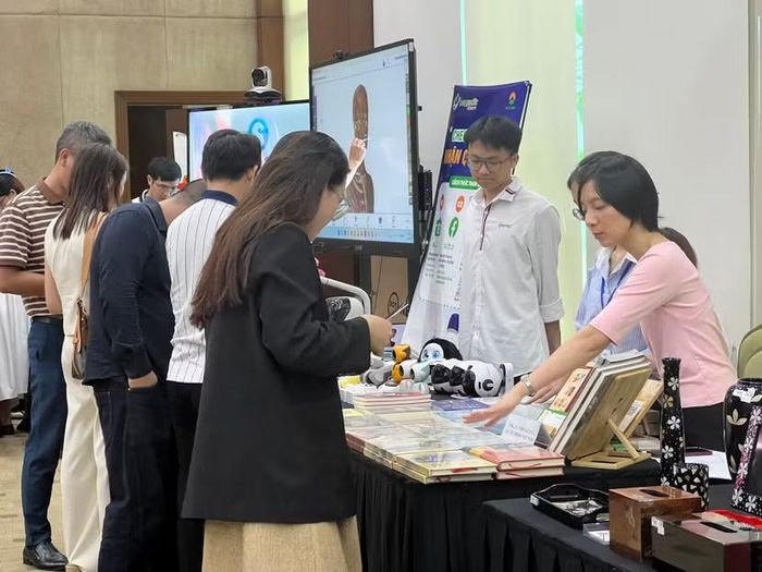 Khách mời tham quan, trải nghiệm các gian hàng trưng bày trong khuôn khổ diễn đàn