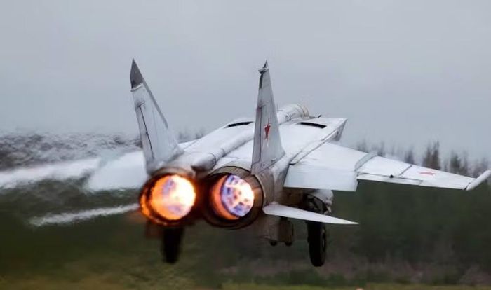 MiG-25 có thể đạt khoảng Mach 2,8 và hoạt động ở độ cao rất lớn. Radar của nó cũng có kích thước đáng kể, kết hợp với các tên lửa không đối không tầm xa.