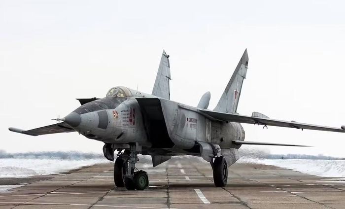 MiG-25 thực hiện chuyến bay đầu tiên năm 1964, nhưng phương Tây chỉ thực sự chú ý đến nó khi Liên Xô công khai chiếc máy bay tại triển lãm hàng không Domodedovo năm 1967.