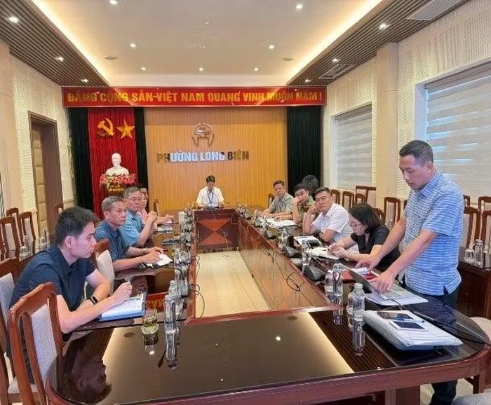 Công an phường Long Biên phối hợp với các cơ quan, ban, ngành, đoàn thể trong tuyên truyền, vận động các hộ dân tạo dựng sự đồng thuận góp phần bảo đảm tiến độ các công trình, dự án