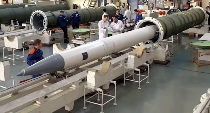 "Quyết định tăng số lượng ứng dụng của tên lửa RM-48U là do chi phí thấp hơn so với đạn 9M723 thuộc tổ hợp Iskander-M, cũng như do số lượng dự trữ đáng kể của loại tên lửa này - khoảng 400 đơn vị", đại diện GUR cho biết.