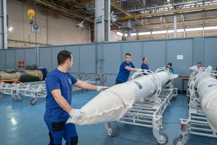 GUR đặc biệt lưu ý, để bắn phá các mục tiêu trong lãnh thổ Ukraine, Nga đang tích cực sử dụng tên lửa RM-48U được chế tạo lại để triển khai từ những bệ phóng S-400 cải tiến.