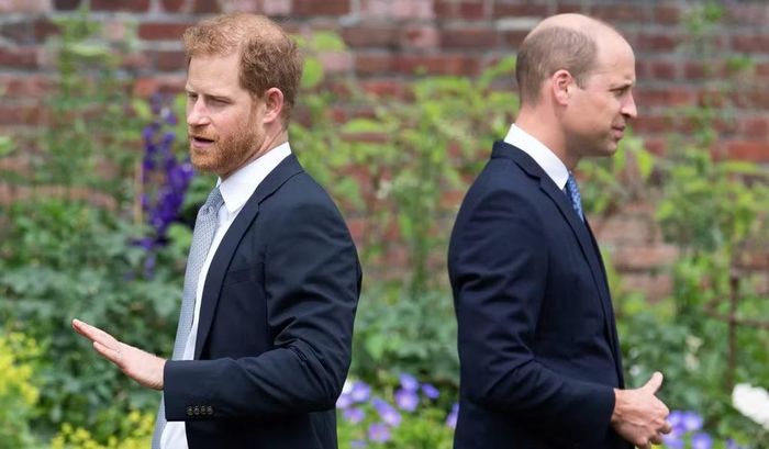 Cố Công nương Diana từng đề nghị và cả William - Harry đều hứa sẽ luôn sát cánh bên nhau. Tuy nhiên, gần 30 năm sau khi bà qua đời, 2 người được cho là không còn trò chuyện.