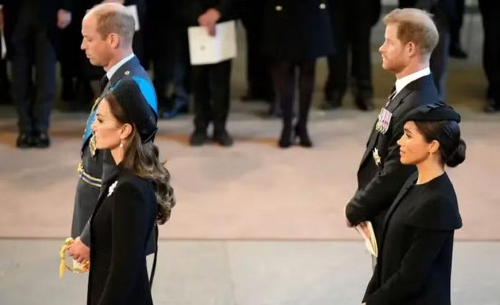 Mối quan hệ tiếp tục xấu đi sau cuộc phỏng vấn với Oprah Winfrey năm 2021 và hồi ký Spare. Harry kể William từng xô ngã ông trong một cuộc tranh cãi về Meghan, đồng thời mô tả anh trai vừa là "anh trai yêu dấu", vừa là "kẻ thù không đội trời chung".