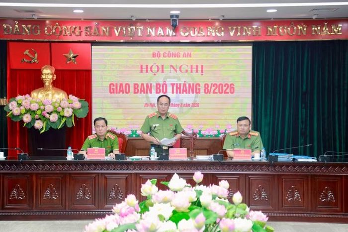 Từ điểm cầu trực tuyến CATP Hà Nội, Trung tướng Nguyễn Thanh Tùng - Giám đốc CATP đã tham luận về công tác đảm bảo an ninh chính trị địa bàn Thủ đô; trong đó báo cáo những tình huống cụ thể cũng như sự chủ động về giải pháp, đối sách của Công an Hà Nội thời gian qua, góp phần giữ vững ANTT địa bàn thành phố