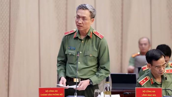 Thiếu tướng Nguyễn Quốc Toản, Chánh Văn phòng Bộ Công an trình bày báo cáo tóm tắt kết quả công tác tháng 8-2026