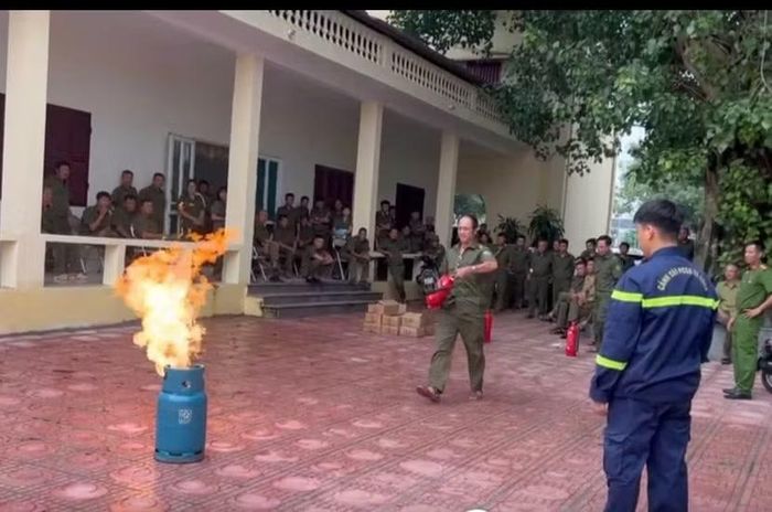 Học viên thực hành sử dụng phương tiện PCCC