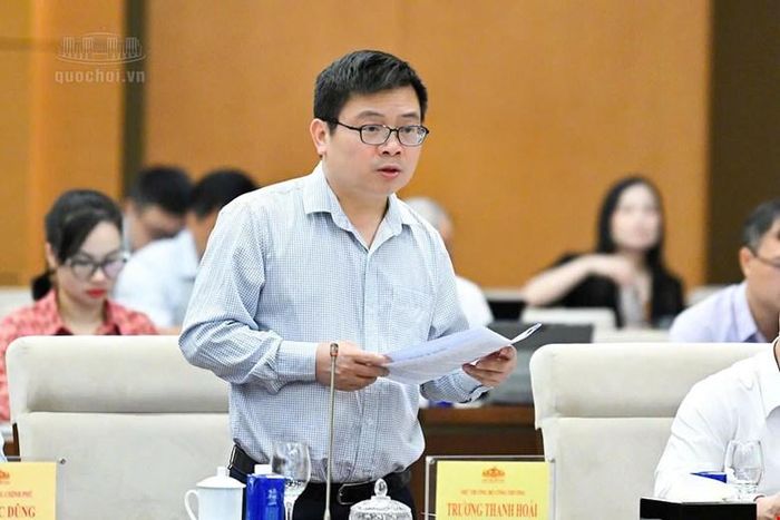 Thứ trưởng Bộ Công thương Trương Thanh Hoài báo cáo tại phiên họp (Ảnh: Quochoi.vn)