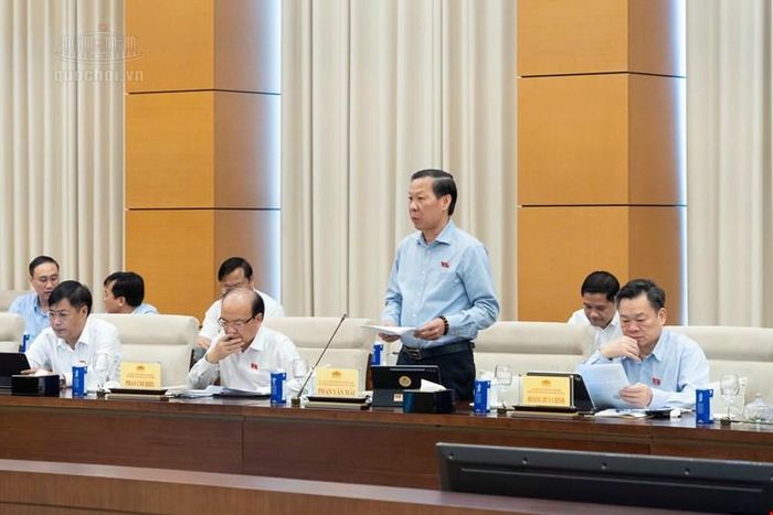 Chủ nhiệm Uỷ ban Kinh tế và Tài chính Phan Văn Mãi báo cáo tại phiên họp (Ảnh: Quang Vinh)