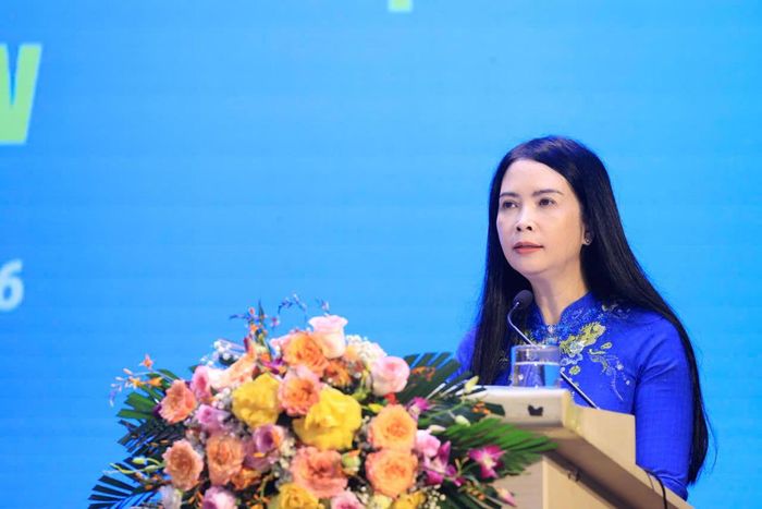 Phó Chủ tịch Thường trực Hội Liên hiệp Phụ nữ Việt Nam Trần Lan Phương trình bày các tờ trình. Ảnh: PV