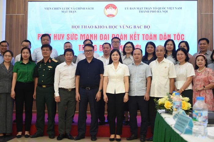 Các đại biểu chụp ảnh lưu niệm tại hội thảo khoa học. Ảnh: PV
