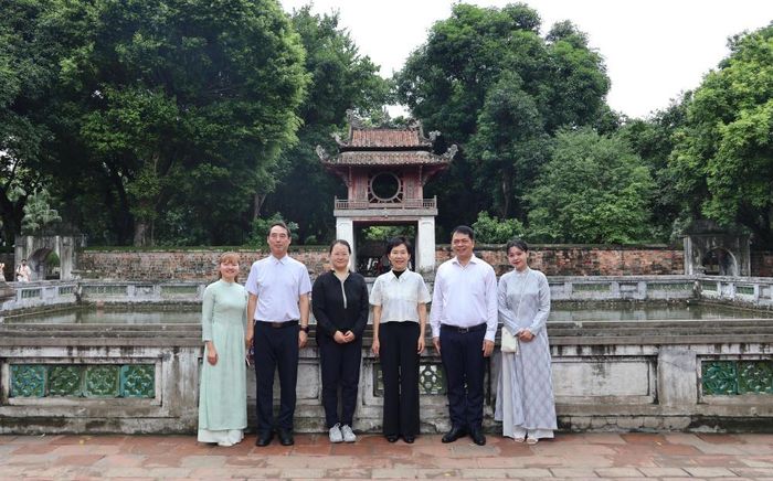Đoàn đại biểu Cục Văn vật thành phố Bắc Kinh đã tham quan và chụp ảnh lưu niệm tại di tích Văn Miếu – Quốc Tử Giám. Ảnh: Thuý Nga.