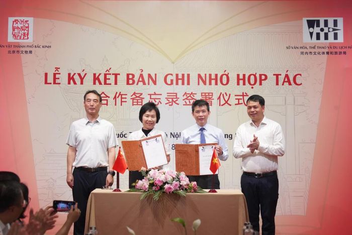 Nghi thức ký kết Bản ghi nhớ hợp tác giữa Sở Văn hóa, Thể thao và Du lịch Hà Nội và Cục Văn vật thành phố Bắc Kinh về hợp tác trong công tác bảo tồn và phát huy giá trị di sản văn hóa Văn Miếu – Quốc Tử Giám. Ảnh: Thuý Nga.
