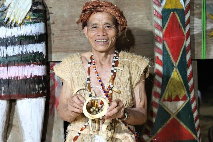 Già C’Lâu Blao trong bộ trang phục bằng vỏ cây và chiếc nanh heo làm trang sức. Ảnh: TT.