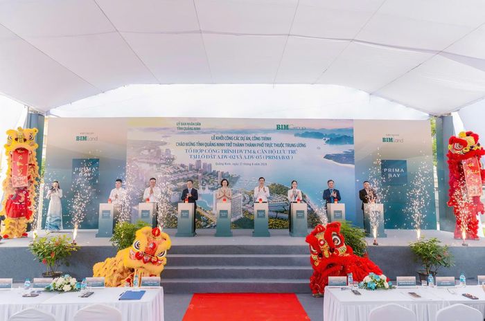 Các đại biểu bấm nút khởi công Tổ hợp công trình dịch vụ thương mại và căn hộ lưu trú tại Khu đô thị dịch vụ Hùng Thắng (phường Bãi Cháy).