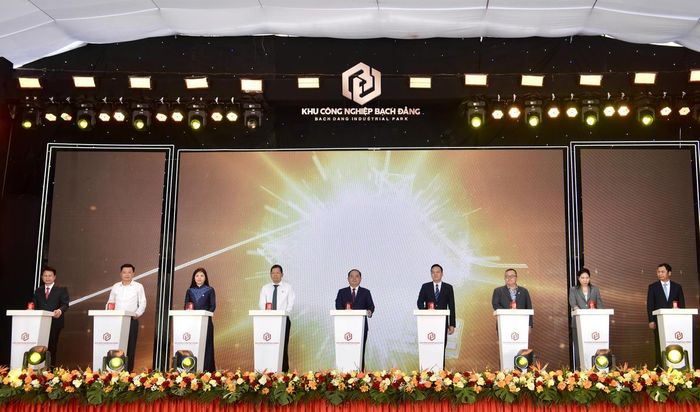 Bí thư Tỉnh ủy Quảng Ninh Quản Minh Cường cùng các đại biểu bấm nút khởi công Dự án Đầu tư kinh doanh cơ sở hạ tầng KCN Bạch Đằng II. Ảnh: Ngọc Anh.
