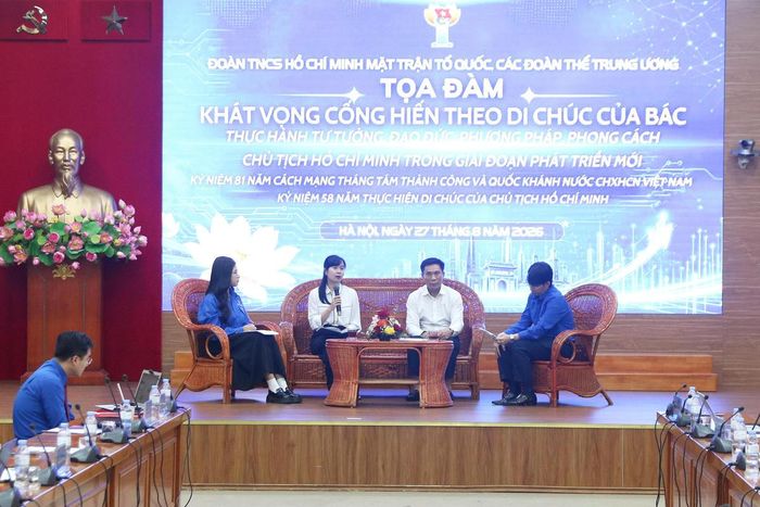 Các diễn giả và đoàn viên, thanh niên trực tiếp trao đổi, thảo luận tại Tọa đàm.