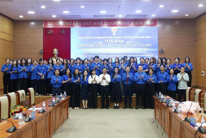 Các đại biểu chụp ảnh lưu niệm tại Tọa đàm.