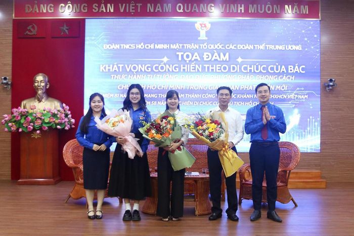 Ban Tổ chức tặng hoa cho các diễn giả tham dự Tọa đàm.