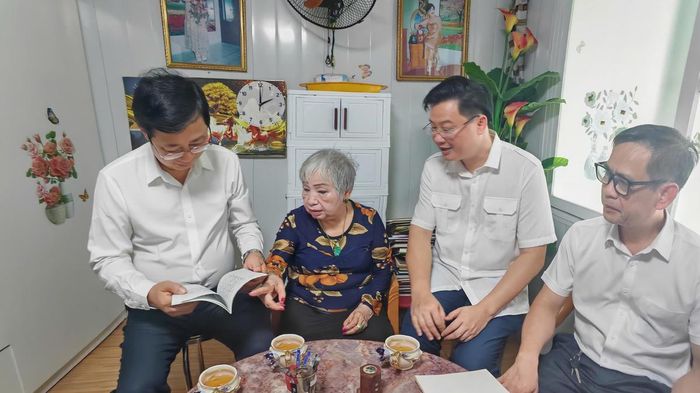 Mẹ Nguyễn Thị Kim Loan chia sẻ với Đoàn về các tập thơ do mẹ sáng tác 