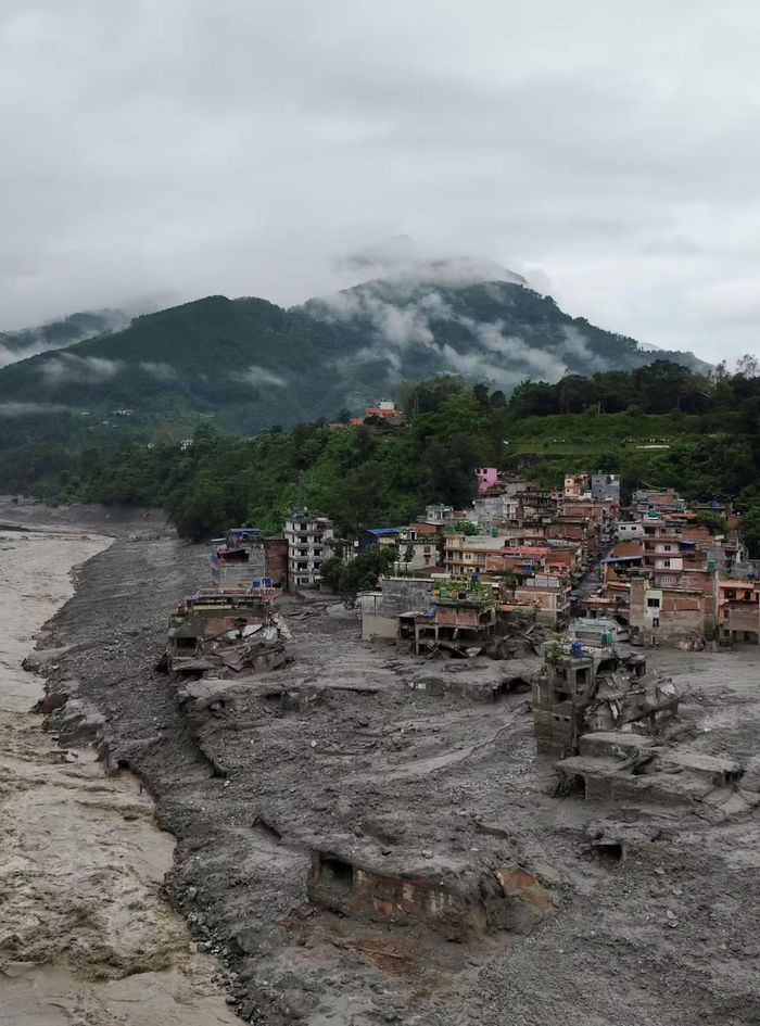 Bùn bao phủ các công trình tại Trishuli vào ngày 27 tháng 8 năm 2026. Nguồn: Reuters.